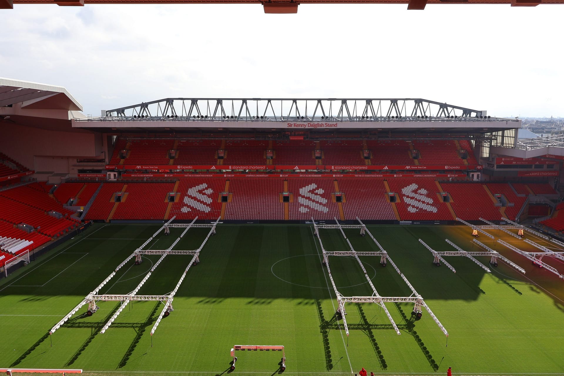 Interior Anfield: tribuna Sir Kenny Dalglish și terenul, vedere largă din stadion.